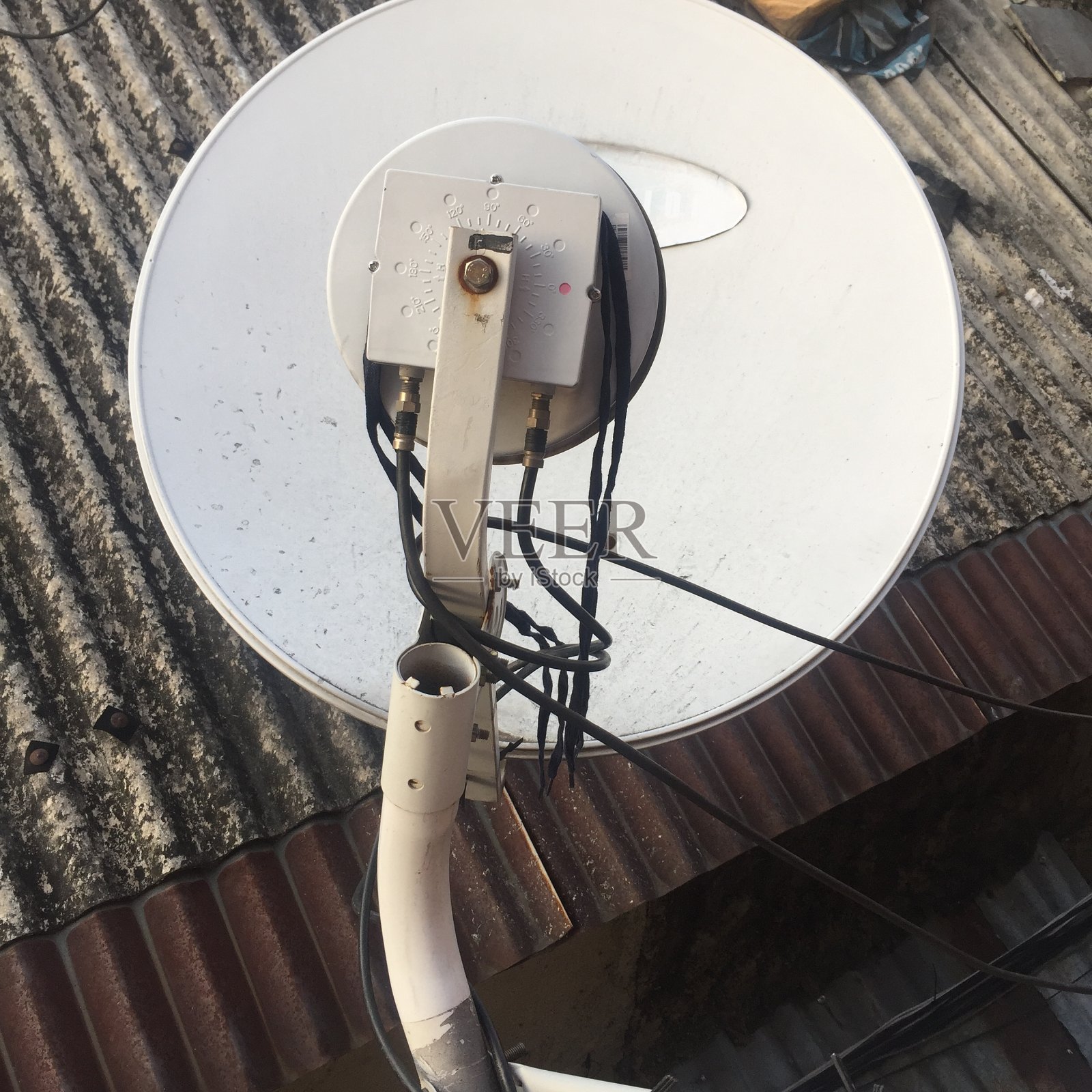 铁皮屋屋顶上的天线。照片摄影图片