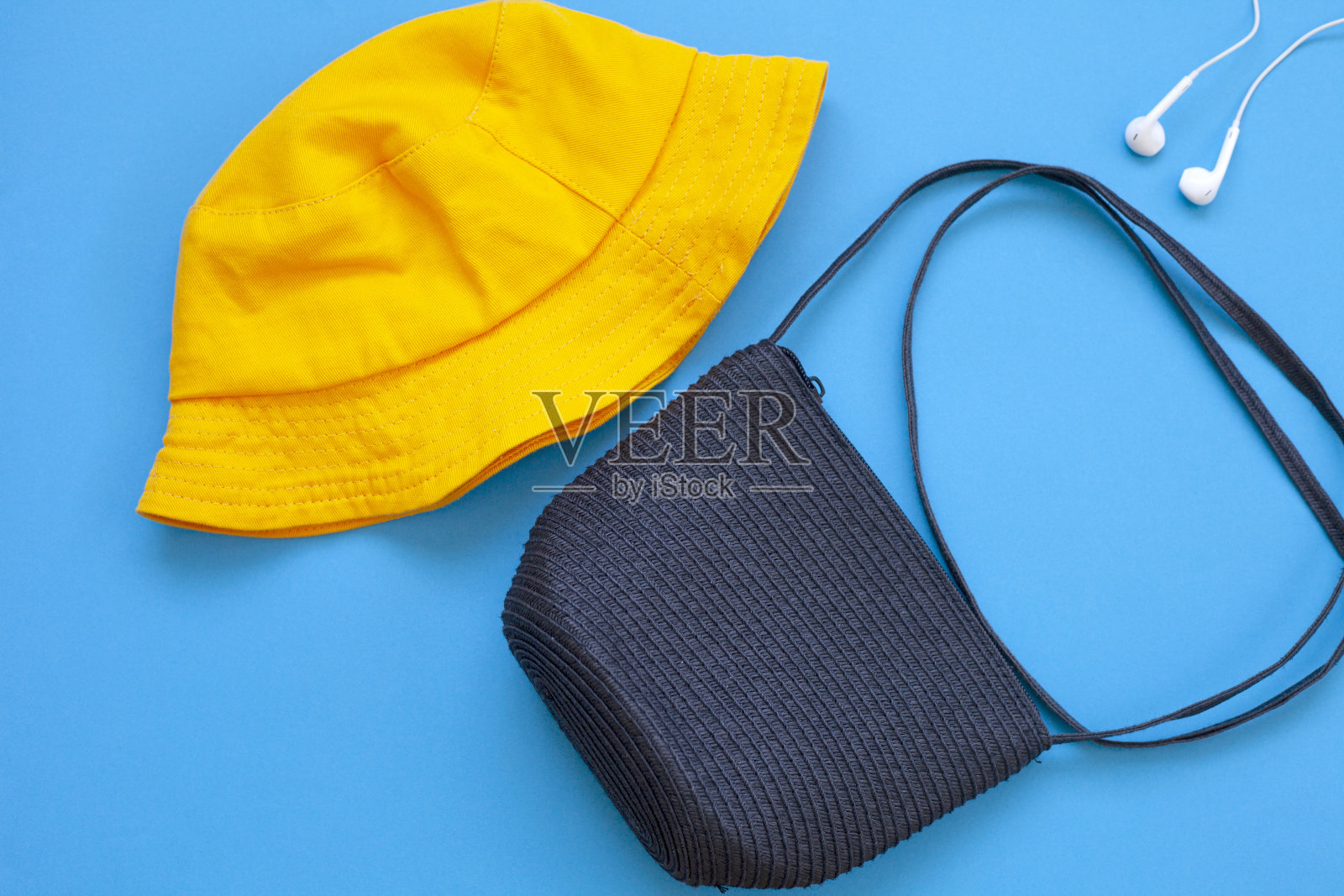 帽子和耳机在蓝色背景照片摄影图片