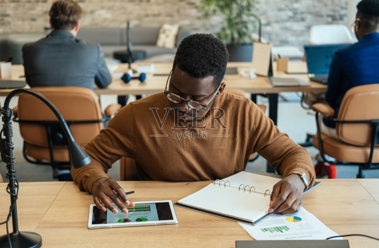 成功的商人在工作时用数字平板电脑分析商业图表照片摄影图片