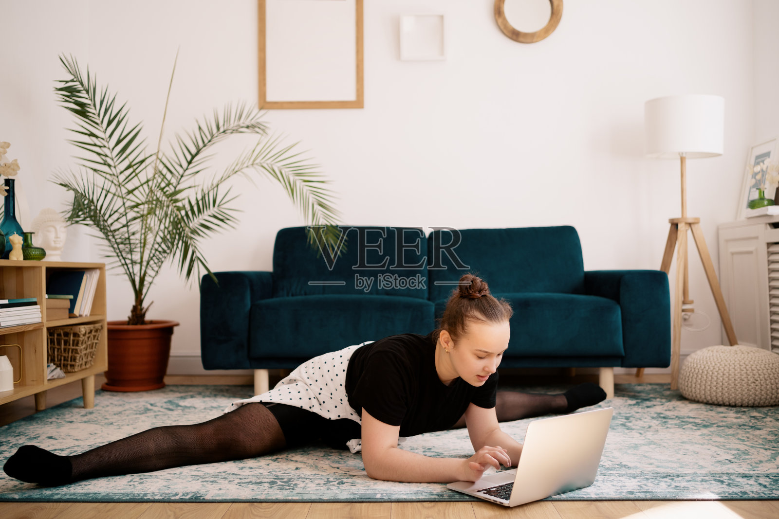 年轻漂亮的姑娘在网上练习芭蕾舞照片摄影图片