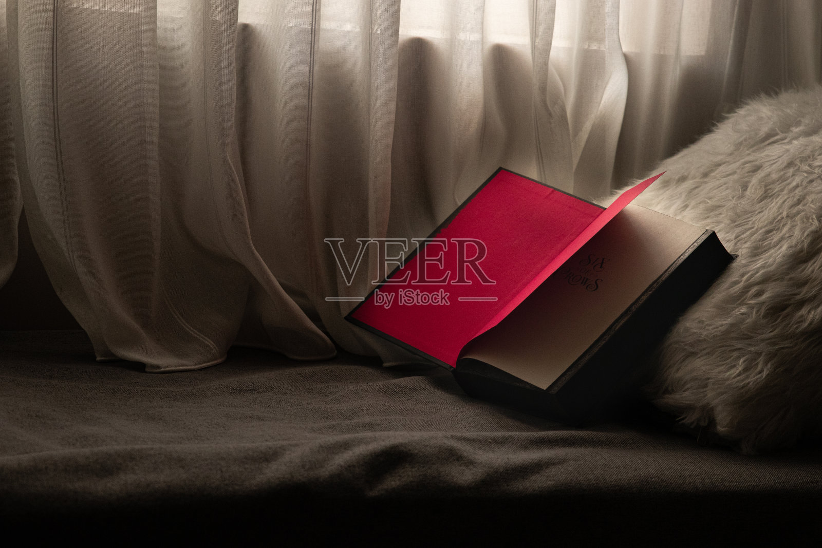 窗台上的一本打开的书照片摄影图片