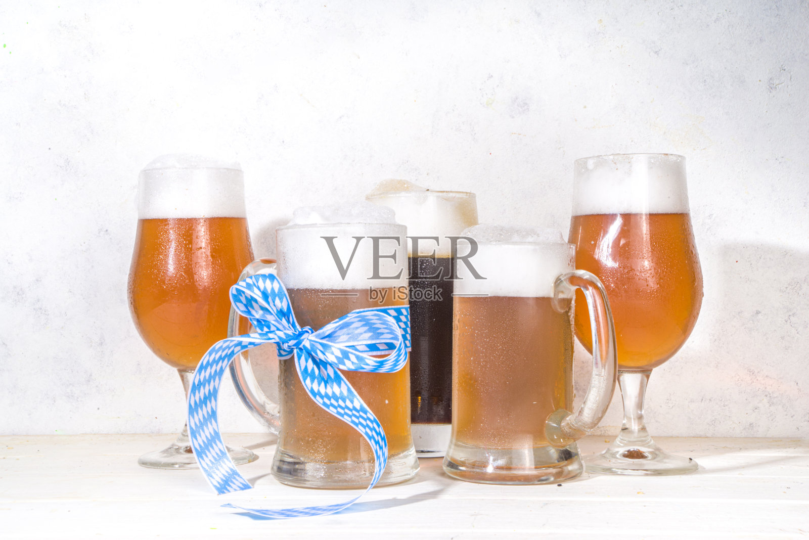 啤酒节啤酒配椒盐卷饼,小麦和啤酒花照片摄影图片