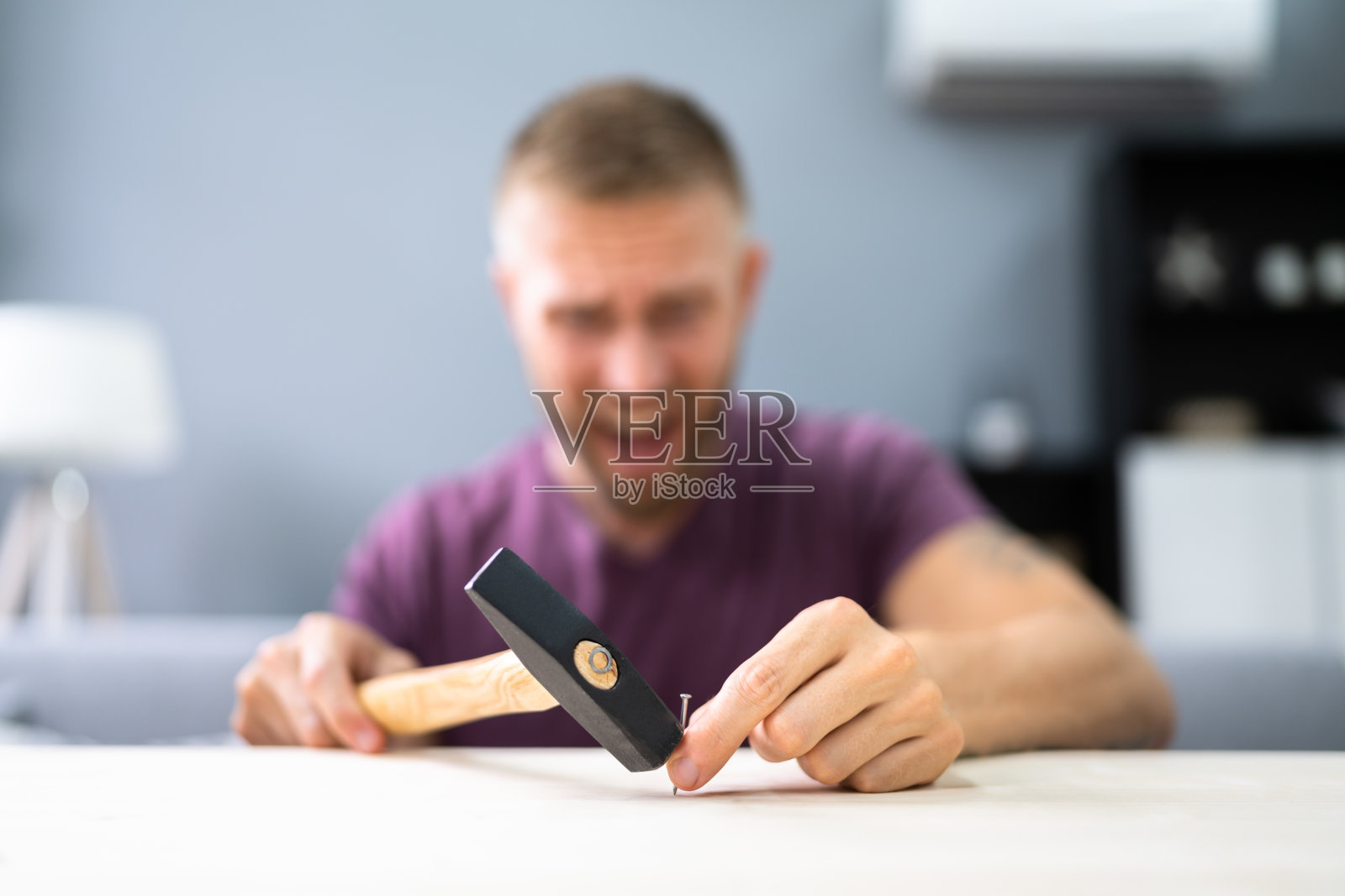 指甲被锤子砸伤照片摄影图片