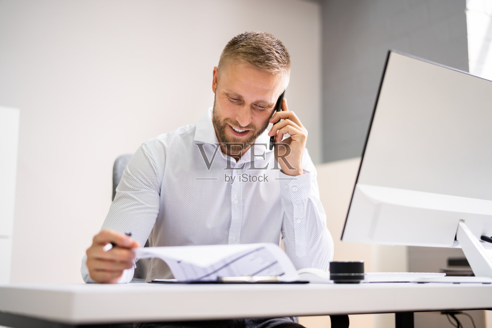 企业服务中心话务员使用电话照片摄影图片