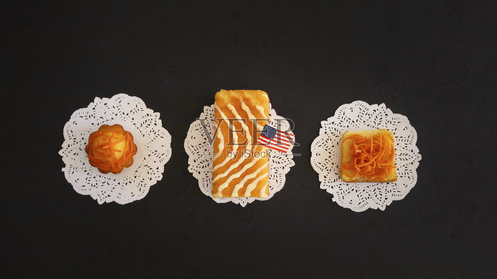 胡萝卜松饼和黑色纸杯蛋糕照片摄影图片