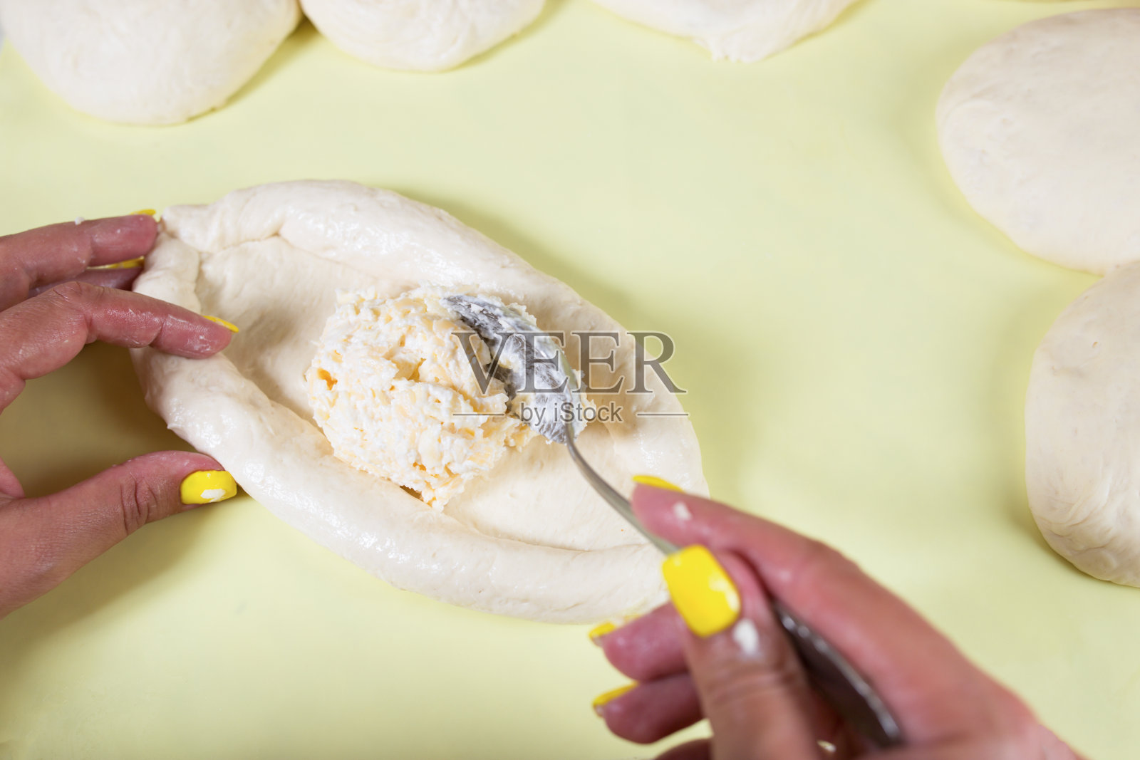 使adjarian hachapuri。用酵母面团烘焙。贝克的手收起来。照片摄影图片