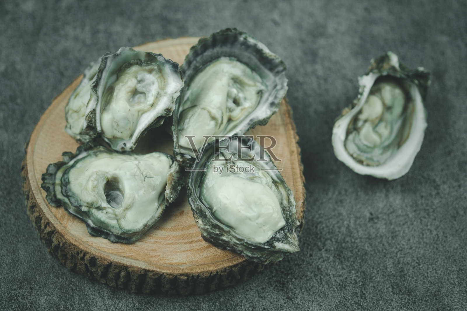 新鲜生蚝,半壳。海鲜。俯视图照片摄影图片