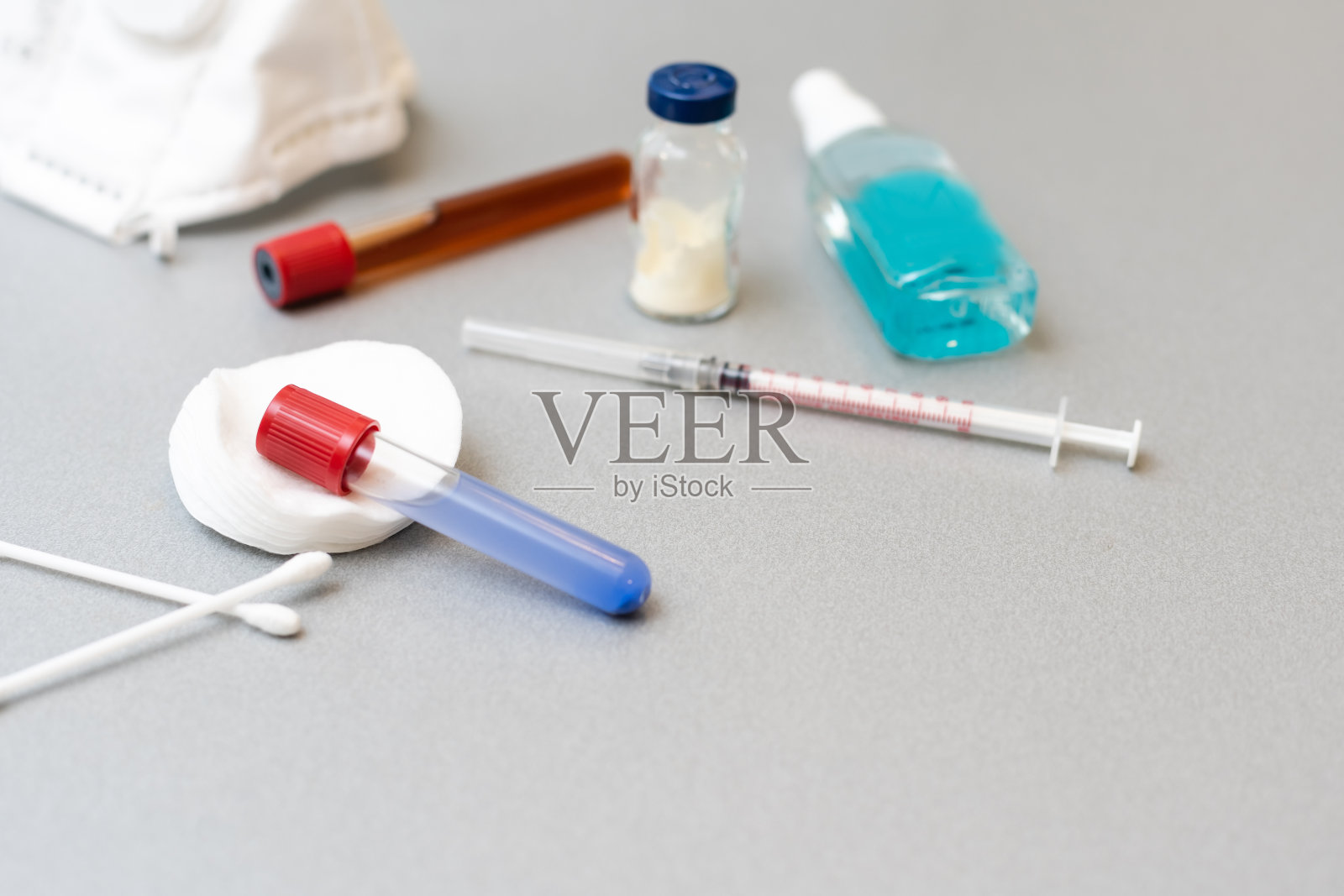 桌上放着装有疫苗的试管照片摄影图片