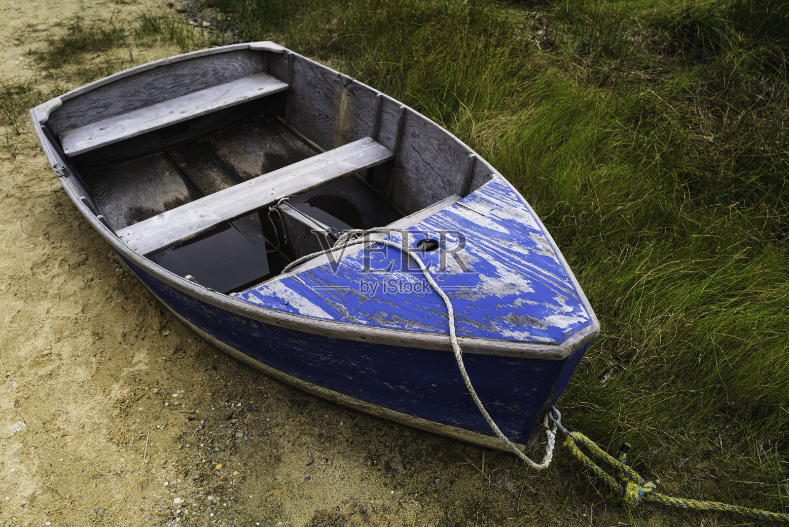 系泊船系在码头的绳子上照片摄影图片