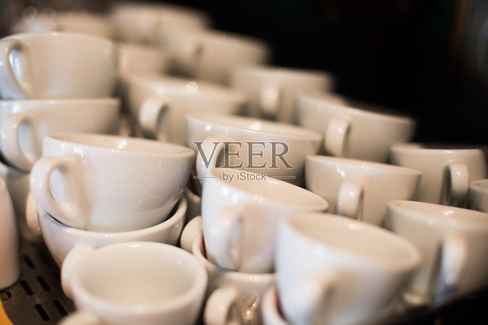 一堆空的白咖啡杯照片摄影图片