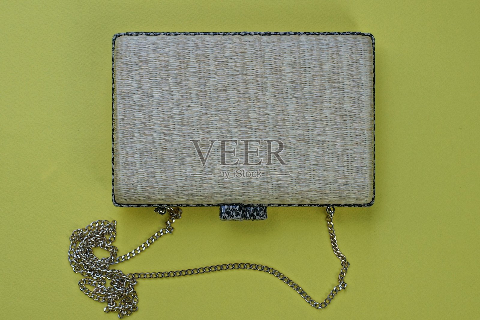 一个小的灰色白色柳条妇女手提包照片摄影图片