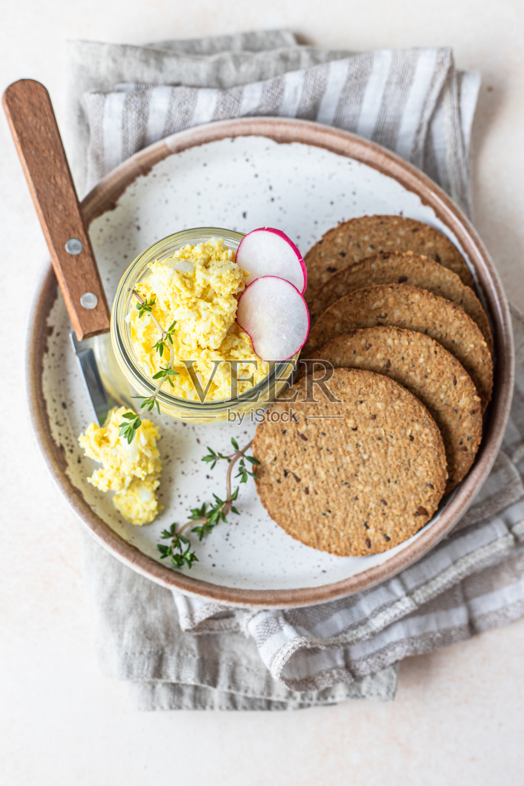 配以蛋挞、杂粮饼干或沙拉的盘子,配以萝卜和百里香。照片摄影图片