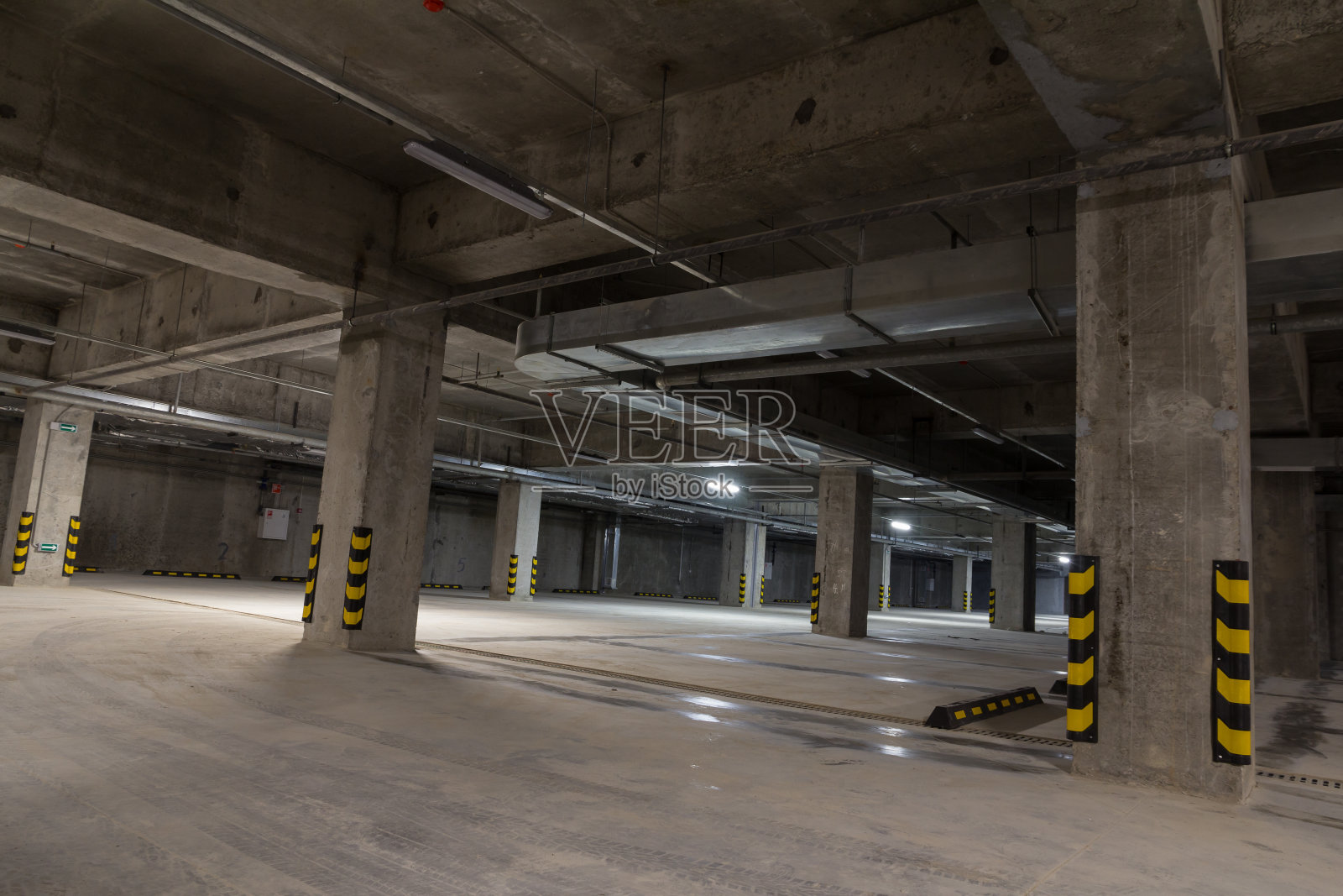 空的地下停车场。免费停车位。替代停车。在城市内停车照片摄影图片