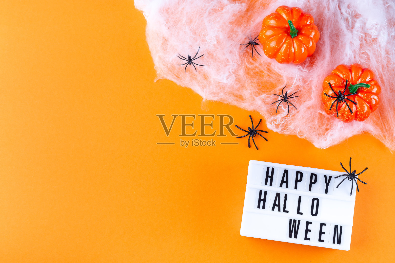 橙色万圣节背景与网,蜘蛛,南瓜,和灯箱照片摄影图片