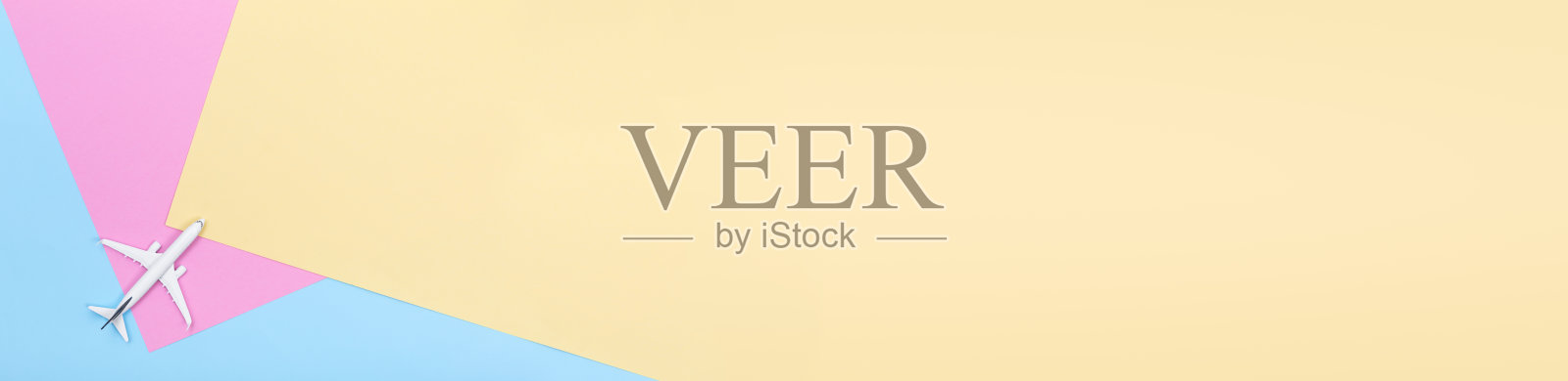 彩色纸纹理上的白色客机模型。长长的横幅照片摄影图片