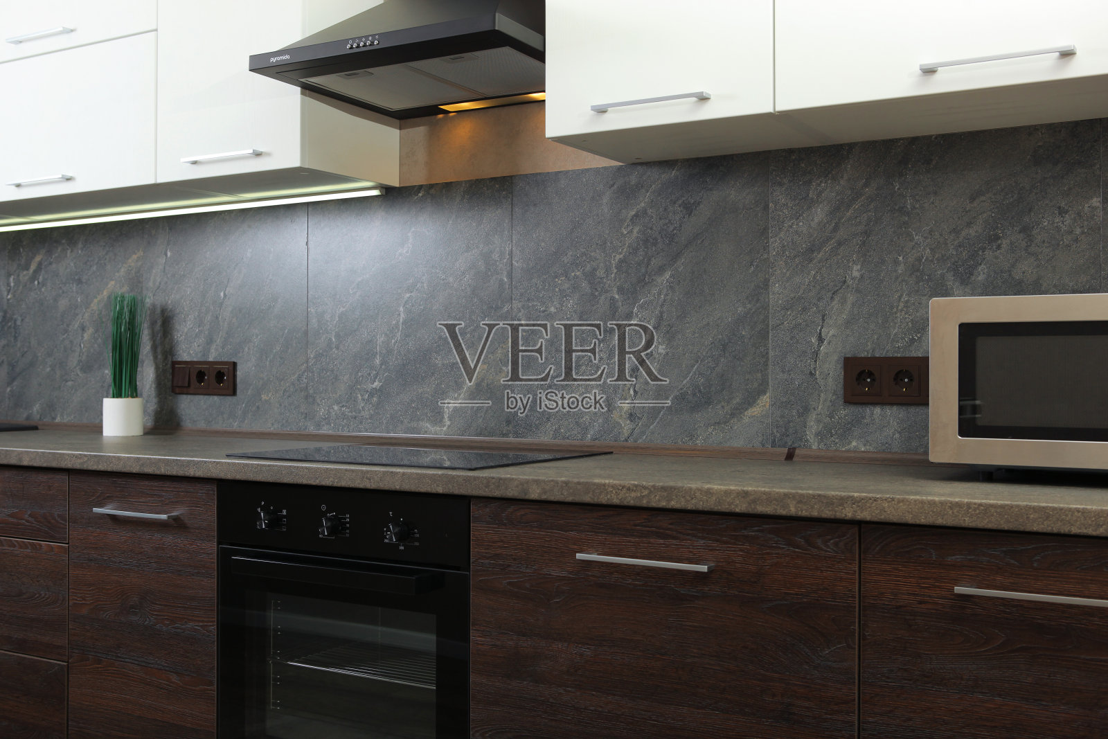 现代厨房内部深色照片摄影图片