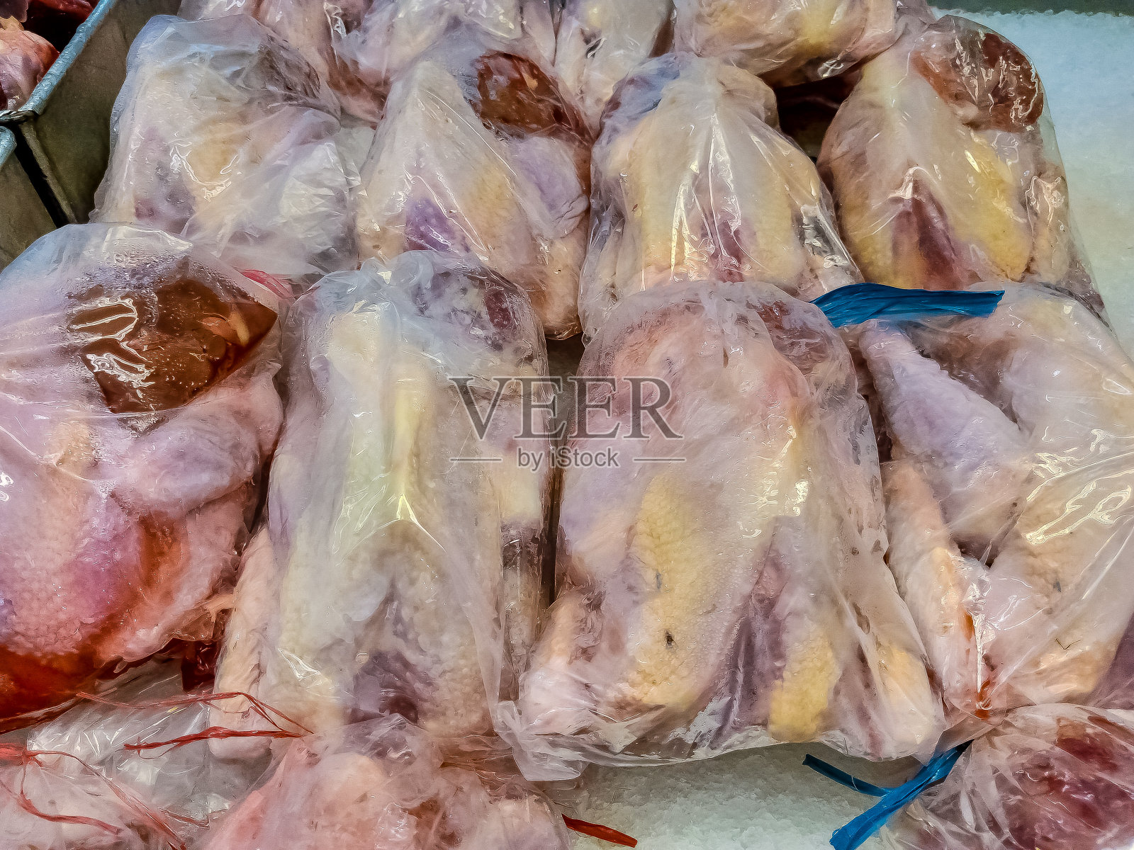 在超级市场出售的散养鸡和肉鸡照片摄影图片