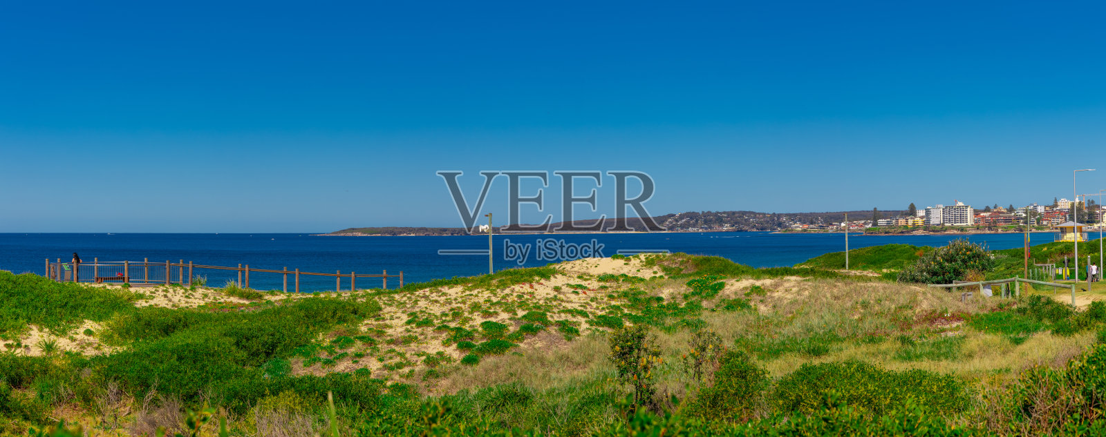 澳大利亚新南威尔士州悉尼的克罗努拉海滩和建筑高层公寓的全景照片摄影图片