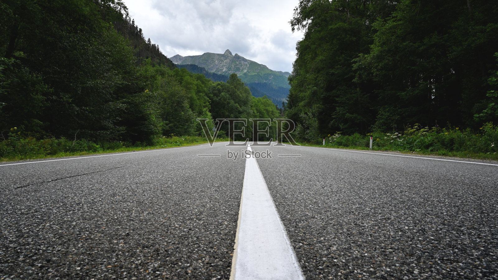 空旷的柏油路和山景照片摄影图片