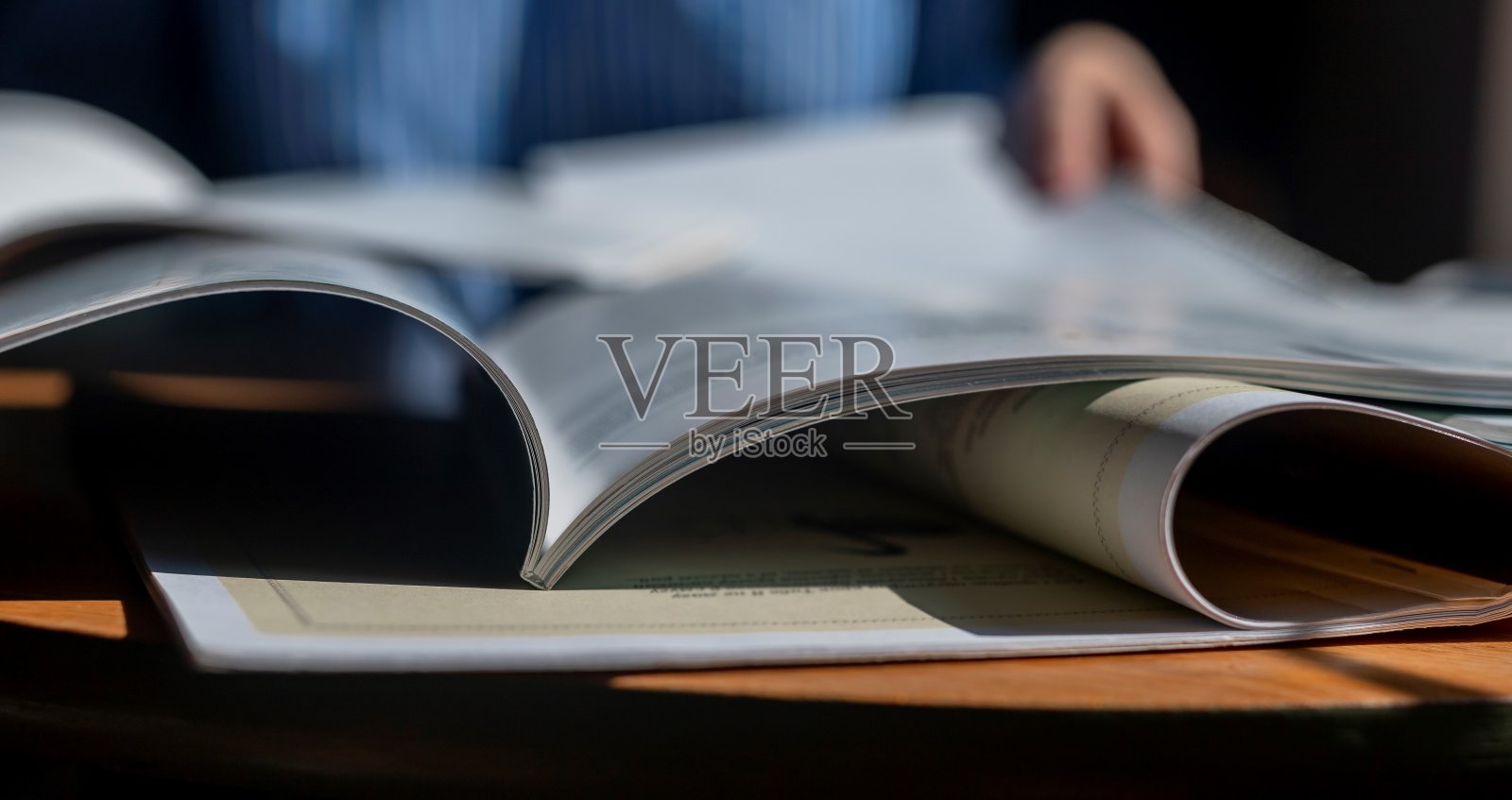 翻开笔记本,看书,课本格外收起来。教育与研究理念照片摄影图片