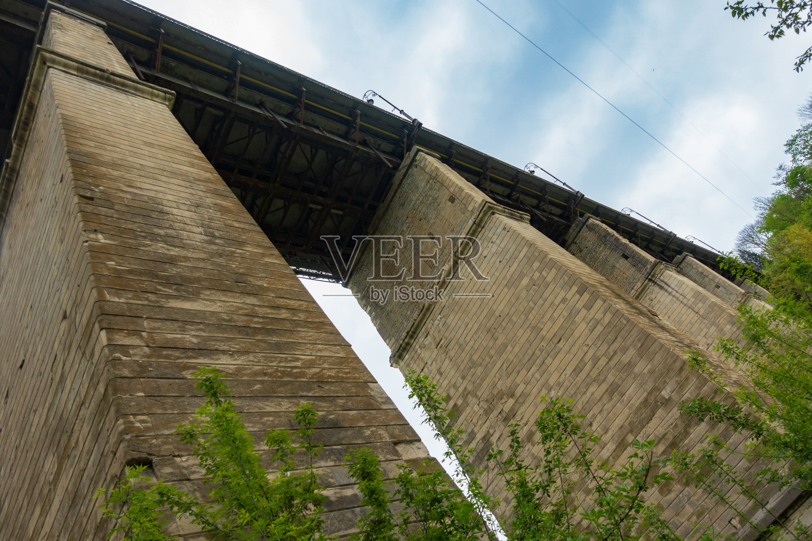 在Kamenetz-Podolsk,高高的石头支撑着旧桥。底视图照片摄影图片