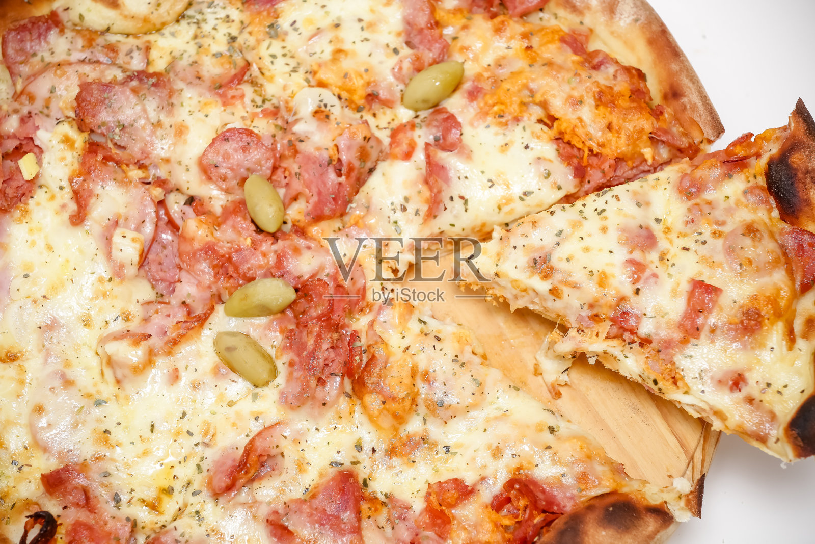 大块的加拿大鸡肉披萨,味道鲜美。照片摄影图片