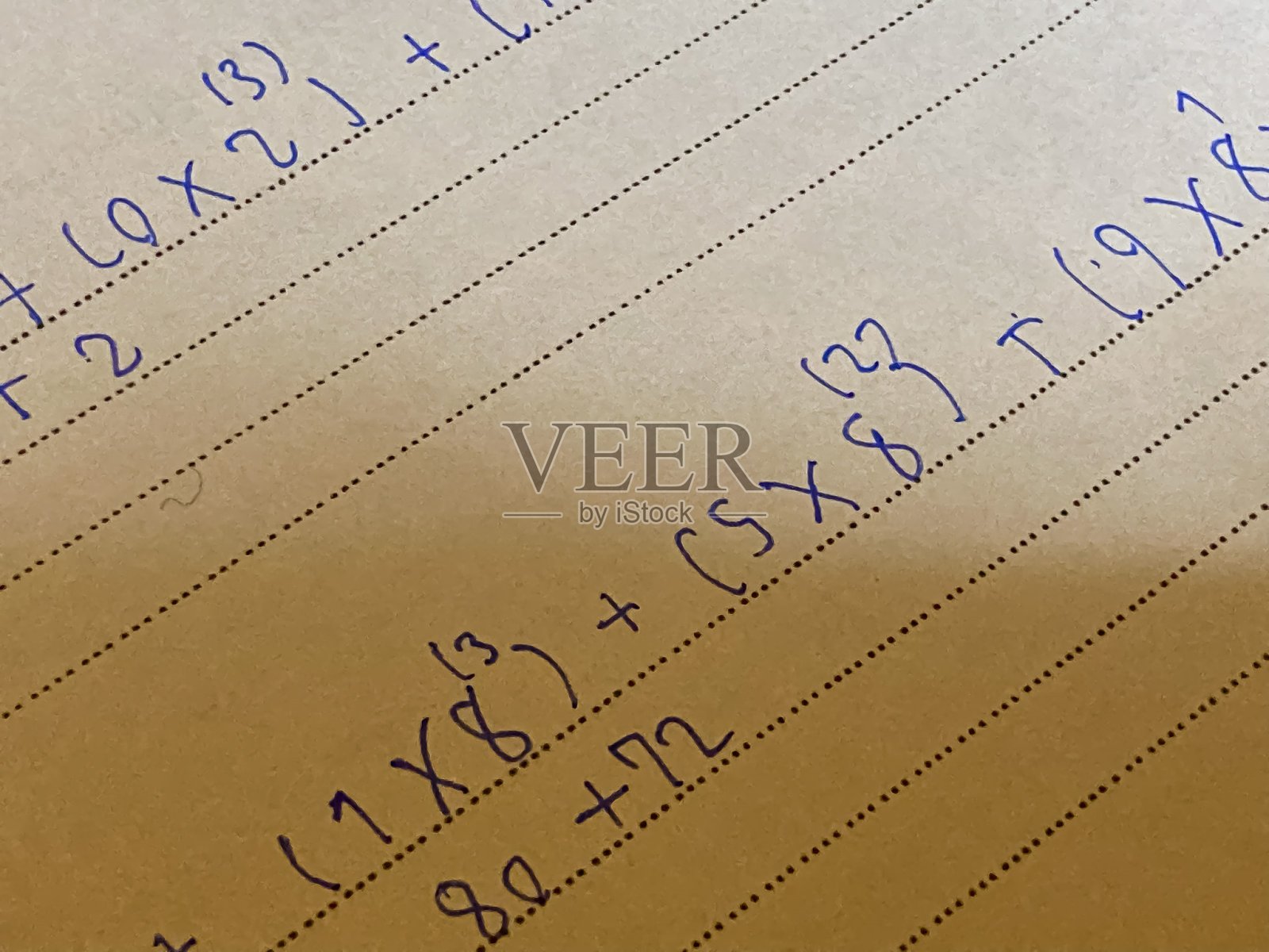 写在笔记本上的数学计算照片摄影图片