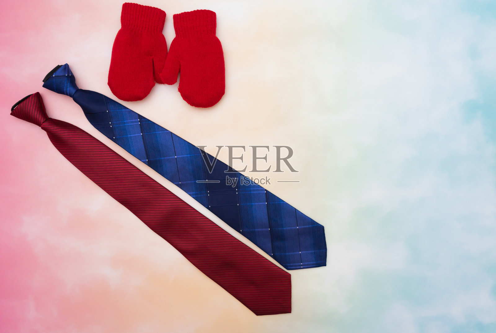 在父亲节的欢乐家庭场景中,孩子给父亲送了两件五彩缤纷的礼物照片摄影图片