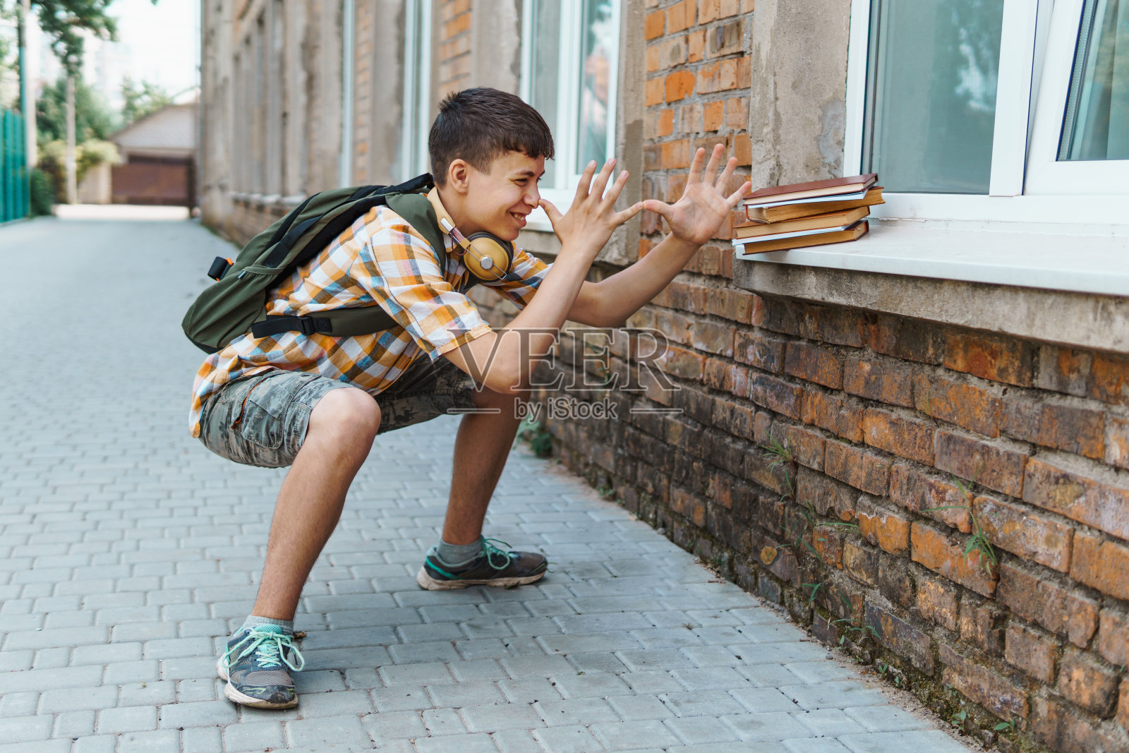 快乐少年的肖像在上学的路上,教育和回学校的概念照片摄影图片