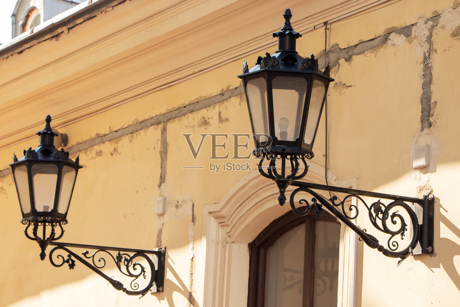 旧街灯上的bilding照片摄影图片