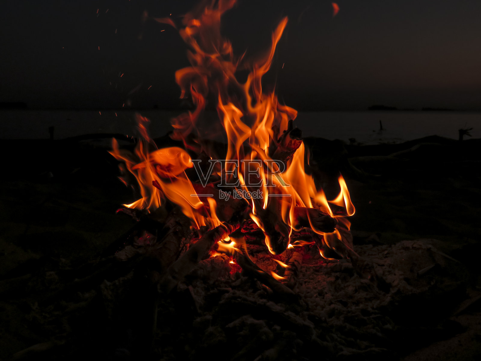 海湾的夜晚海岸上篝火的火焰照片摄影图片