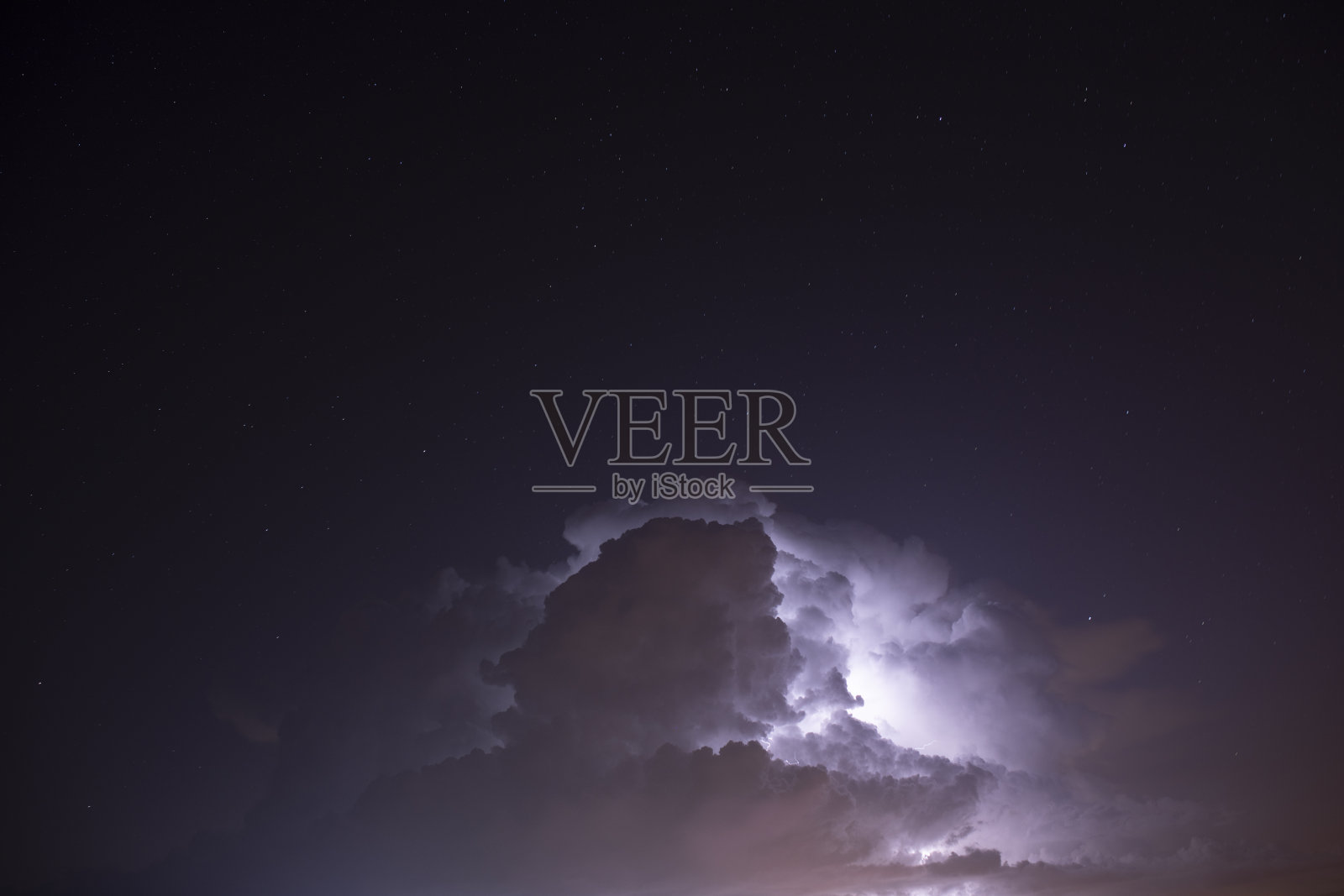 太空中的星星和风暴中的蓝色云朵照片摄影图片