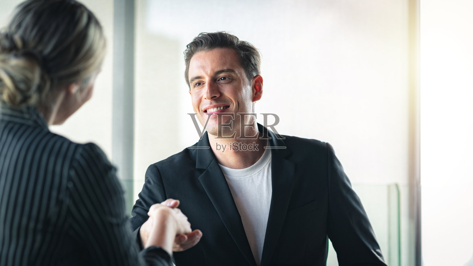 一位商人与商业伙伴握手。照片摄影图片