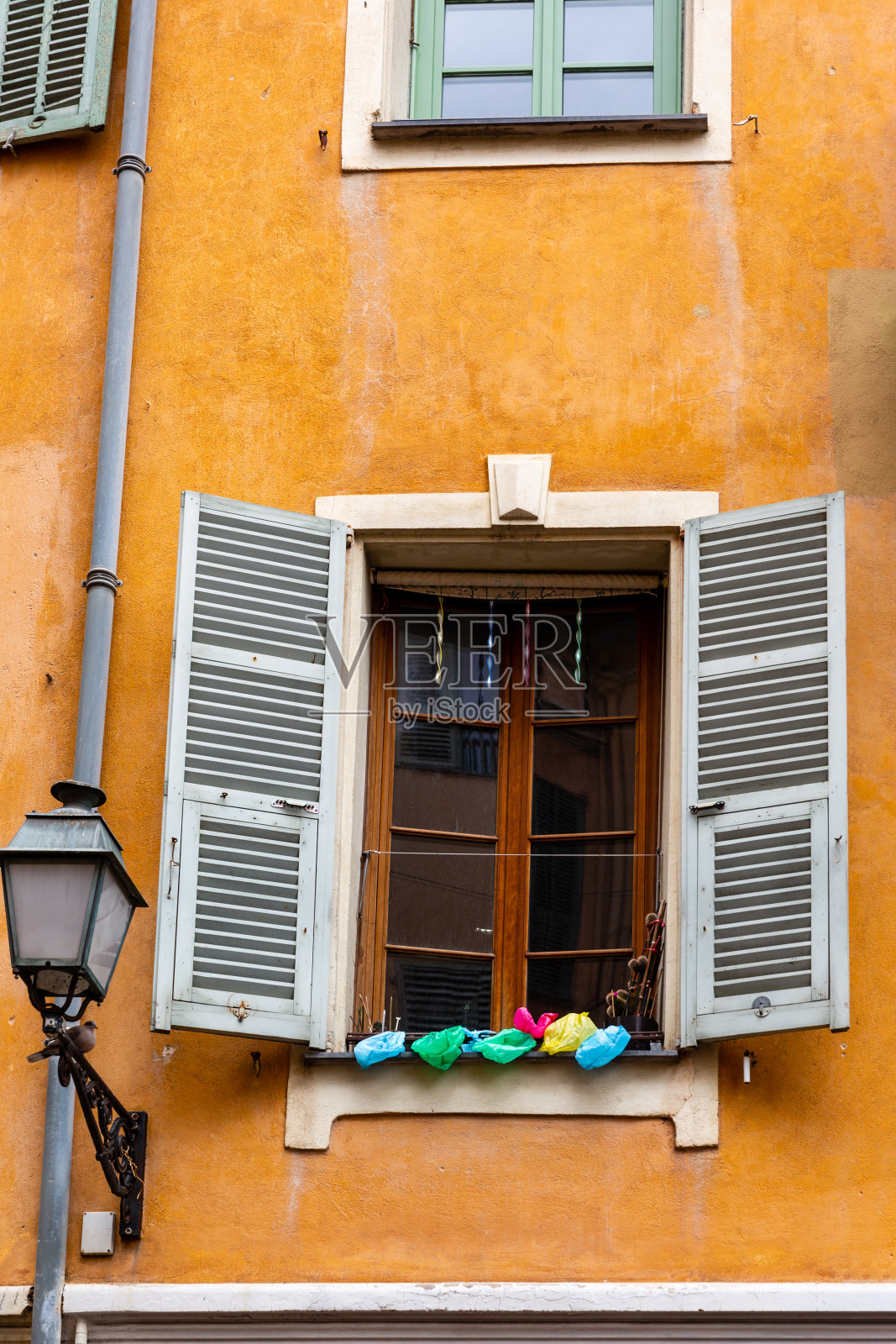 法国尼斯市一座历史建筑的窗户照片摄影图片