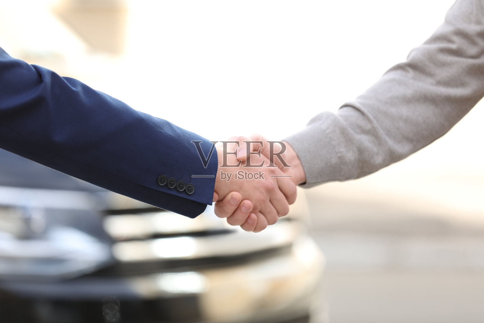 现代汽车经销商与顾客握手,特写。买辆新车照片摄影图片