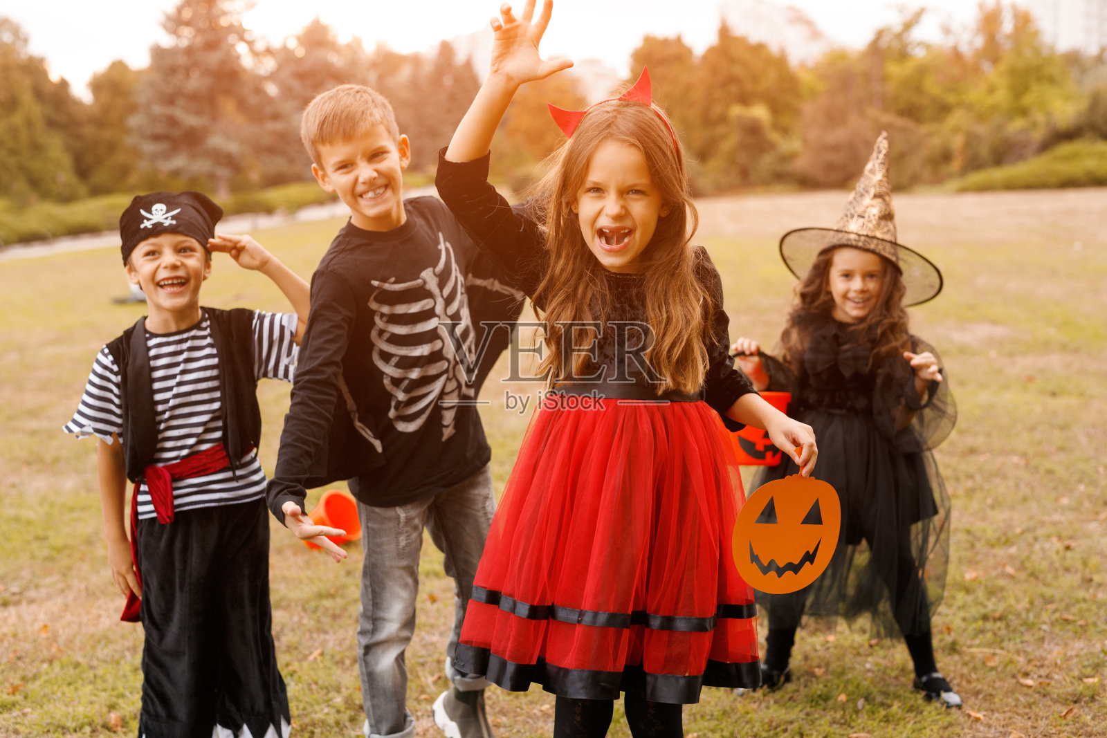 小恶魔和朋友们庆祝万圣节照片摄影图片