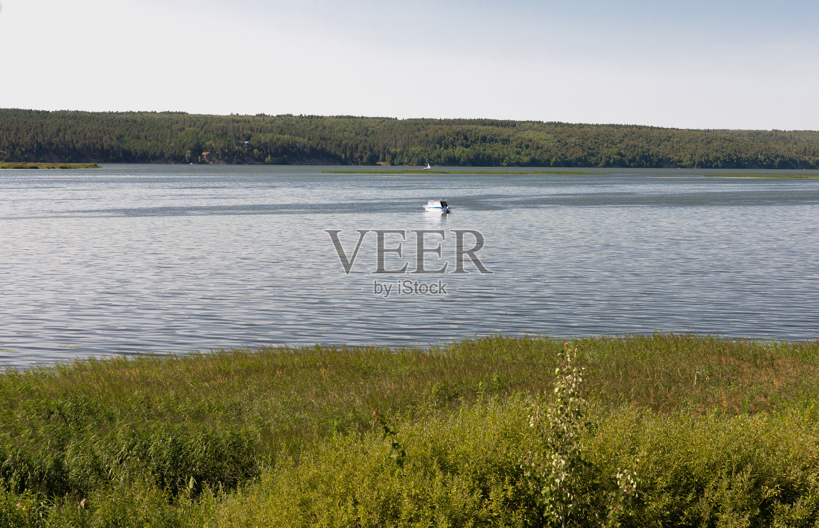 岛屿、海湾和水面上的船只。照片摄影图片