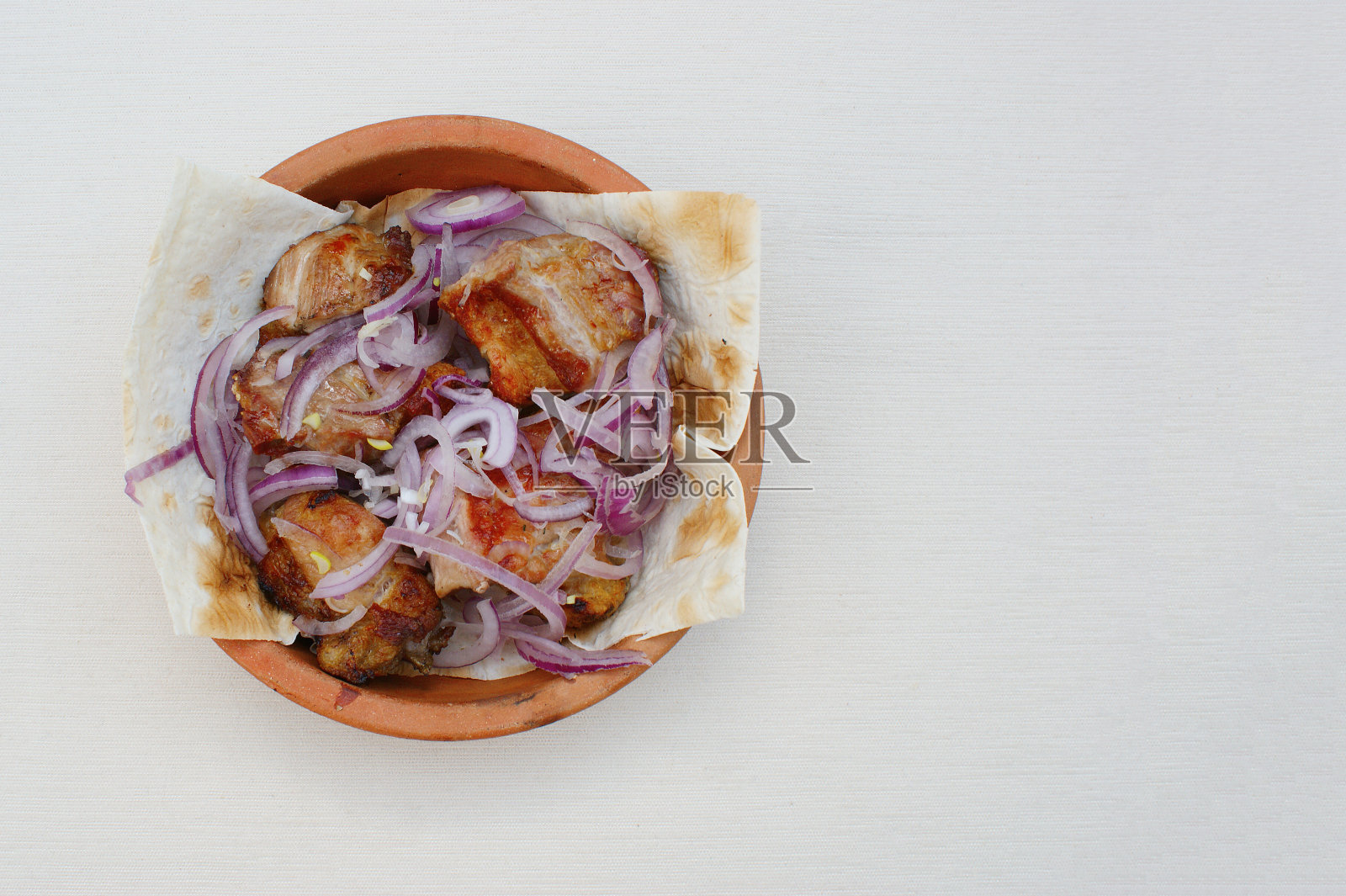 烤猪肉串。格鲁吉亚流行的菜肴。照片摄影图片