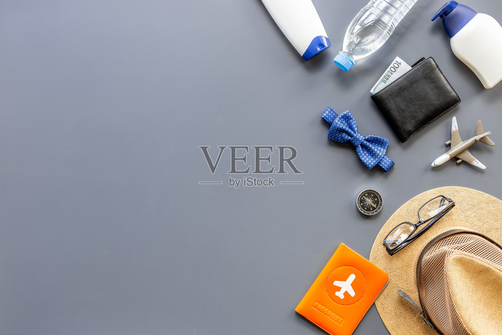 男性旅行服装和配件的假期。布局俯视图照片摄影图片