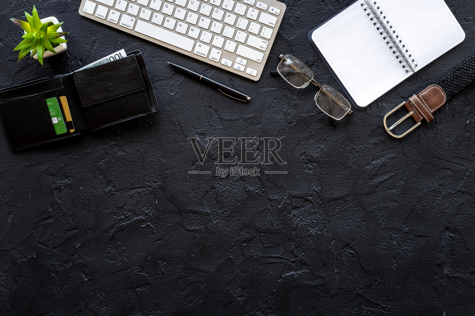 男性服装及配饰布局。商务男士办公桌上俯视图照片摄影图片