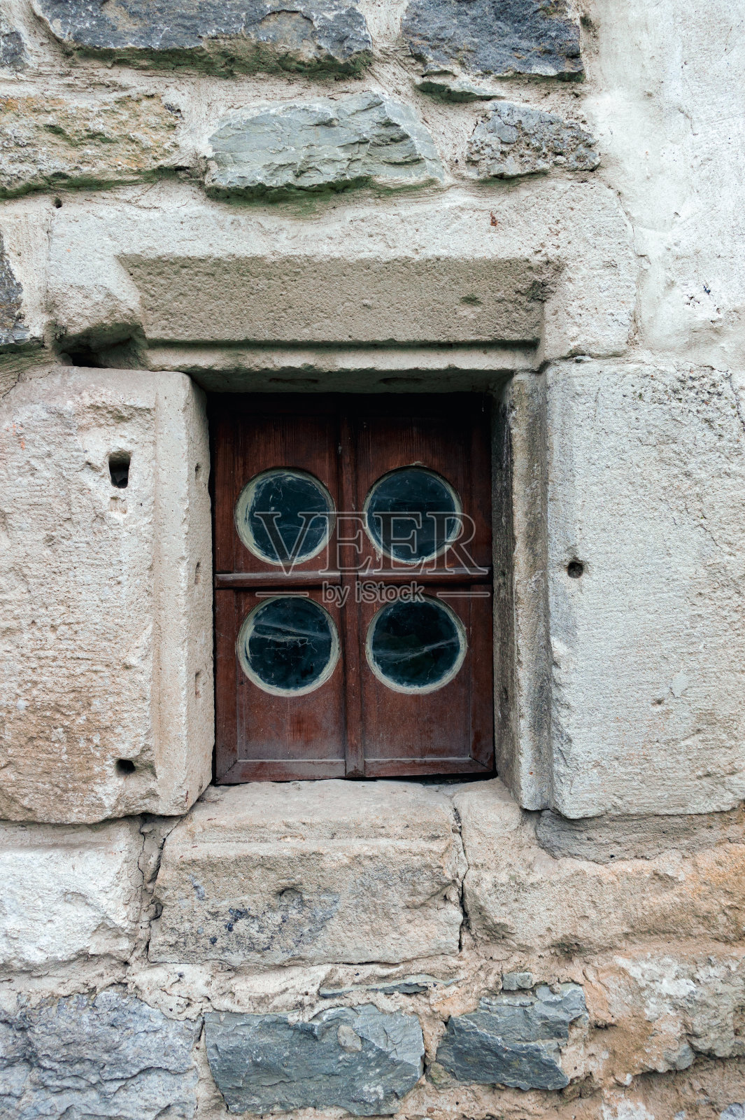 石墙上的小窗户。照片摄影图片