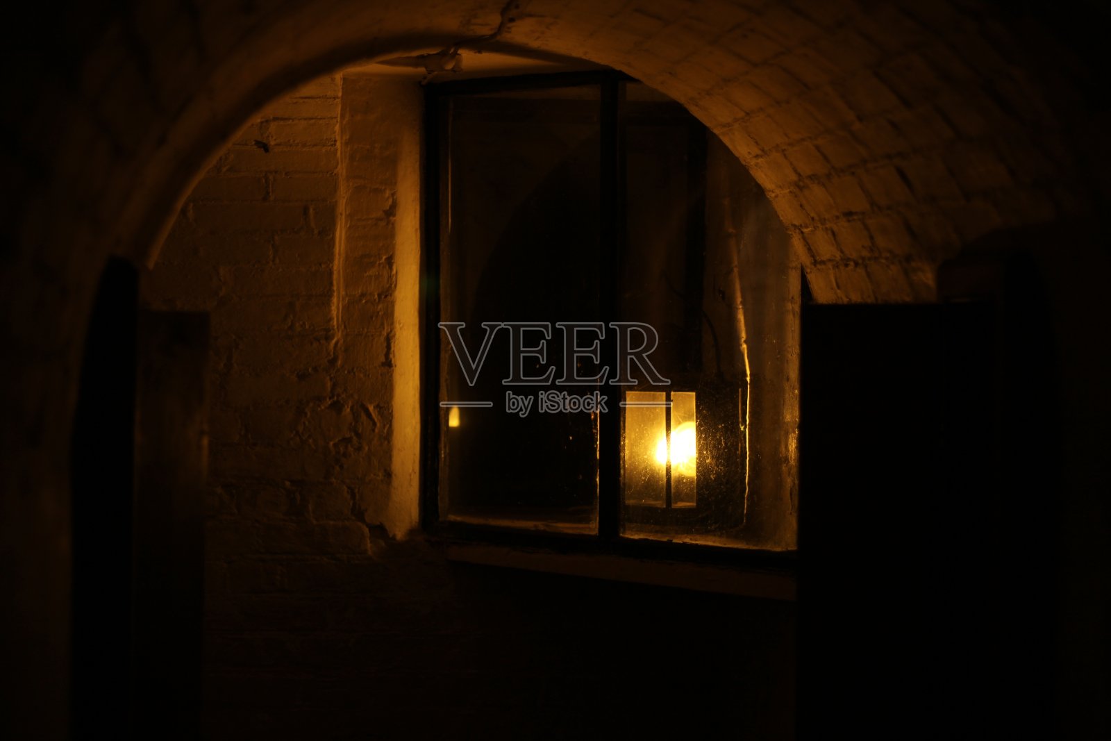 昏暗昏暗的小巷照片摄影图片