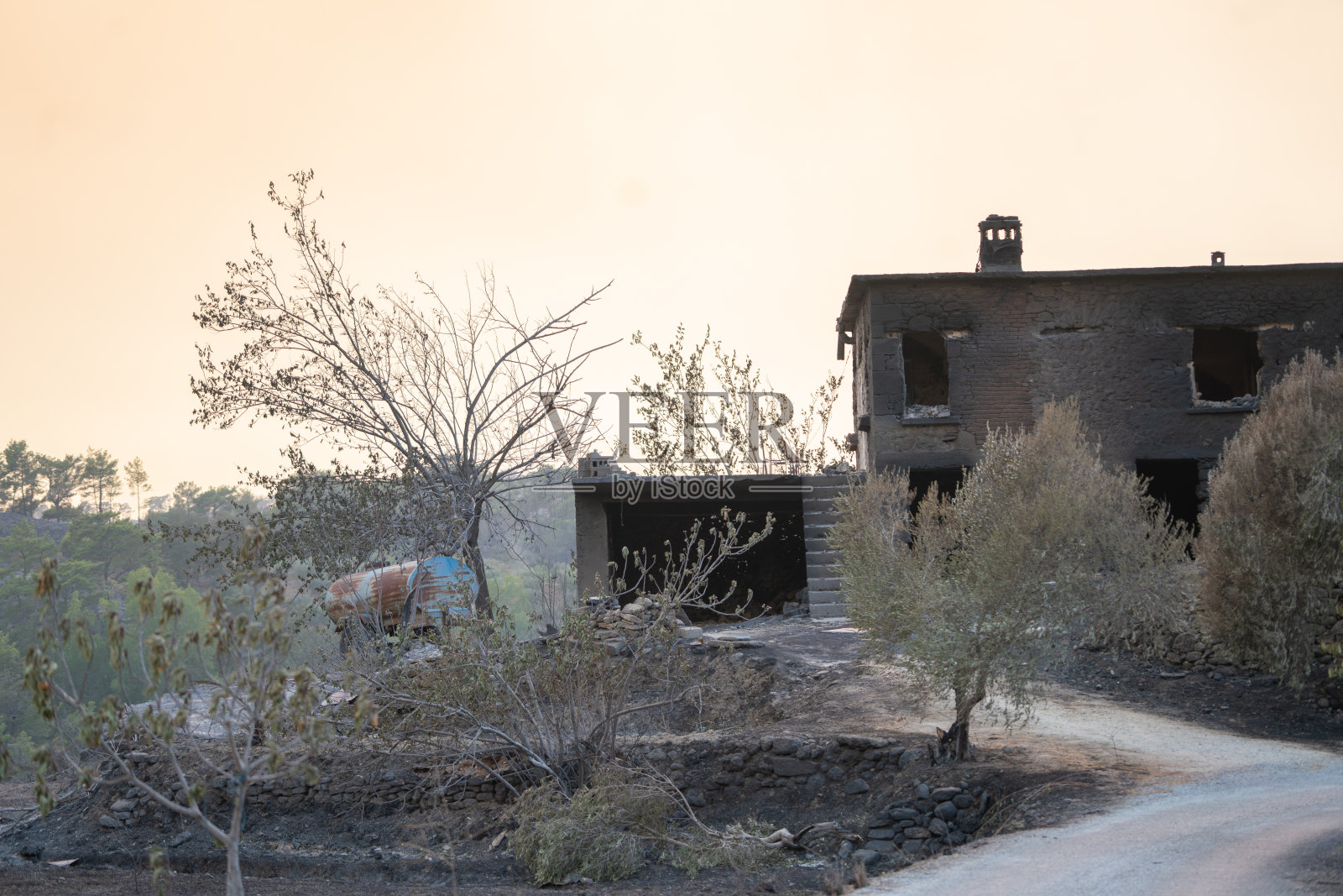马纳夫加特火灾中被烧毁和遗弃的房屋。照片摄影图片