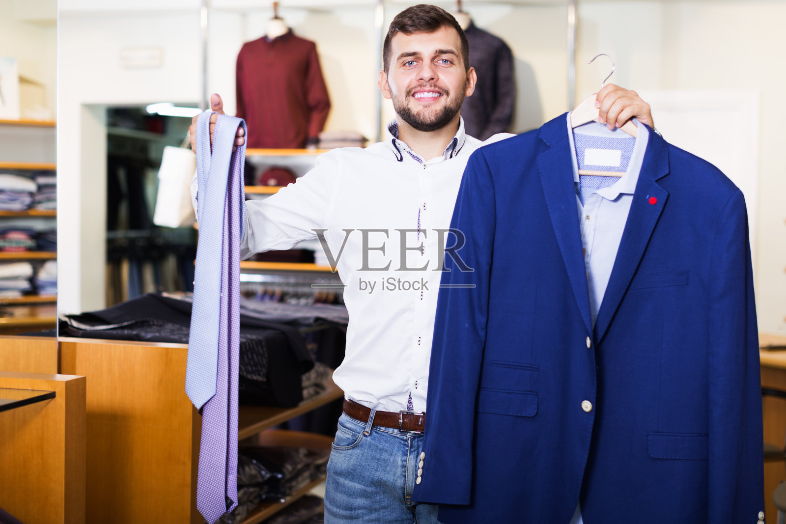 店主展示夹克照片摄影图片