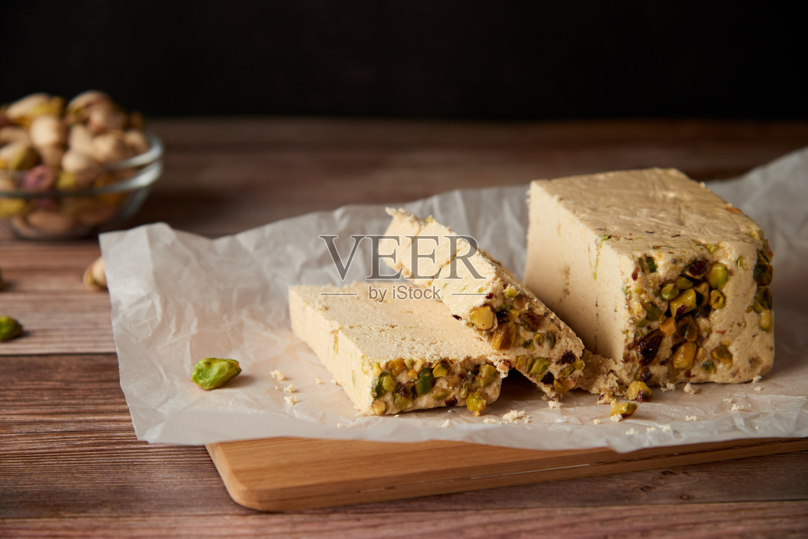 木质表面有开心果的有机halva。传统的中东糖果。犹太,Â土耳其,阿拉伯东方国家甜点。Â TurkishÂ快乐概念。天然素食产品。副本的空间。照片摄影图片