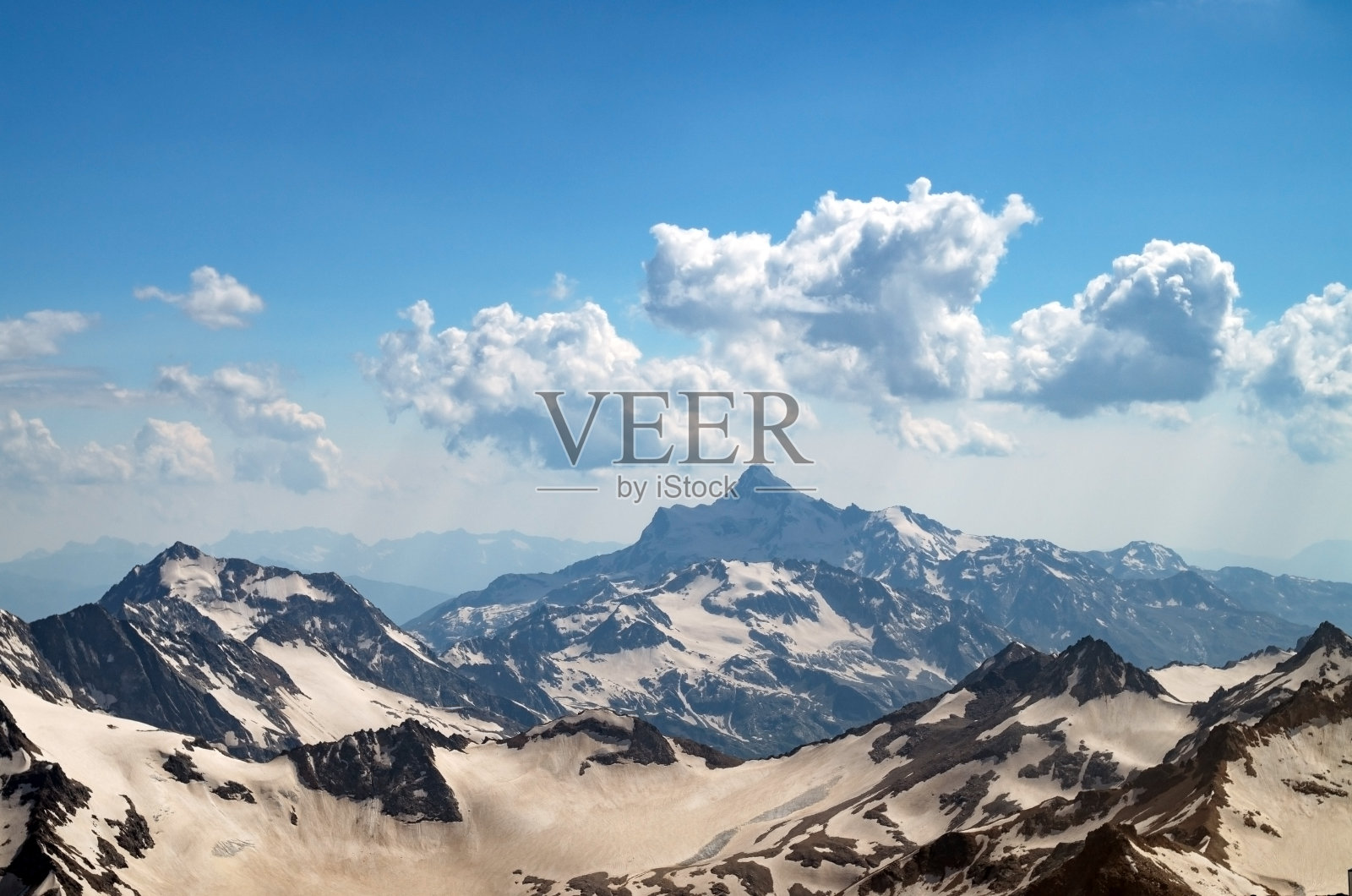 高加索山脉风景优美。从高处看,山顶上积雪覆盖。照片摄影图片