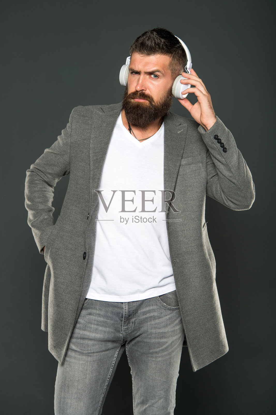 留着小胡子的野蛮白人嬉皮士。在耳机。有声书教育。Mp3。现代生活的技术。有胡子的成熟嬉皮士。大胡子男人听音乐。自信和帅气照片摄影图片