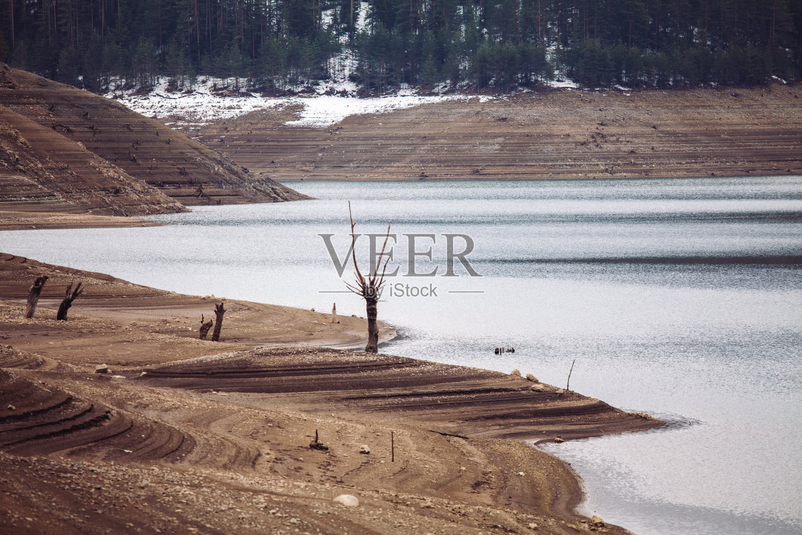 极度干旱使湖泊几乎没有水照片摄影图片