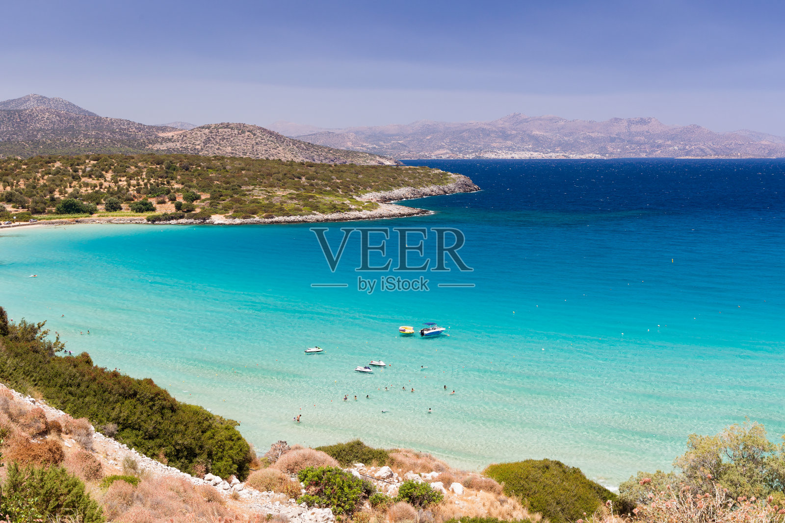 夏季清澈温暖的海水和海滩(希腊克里特岛的Voulisma海滩)照片摄影图片