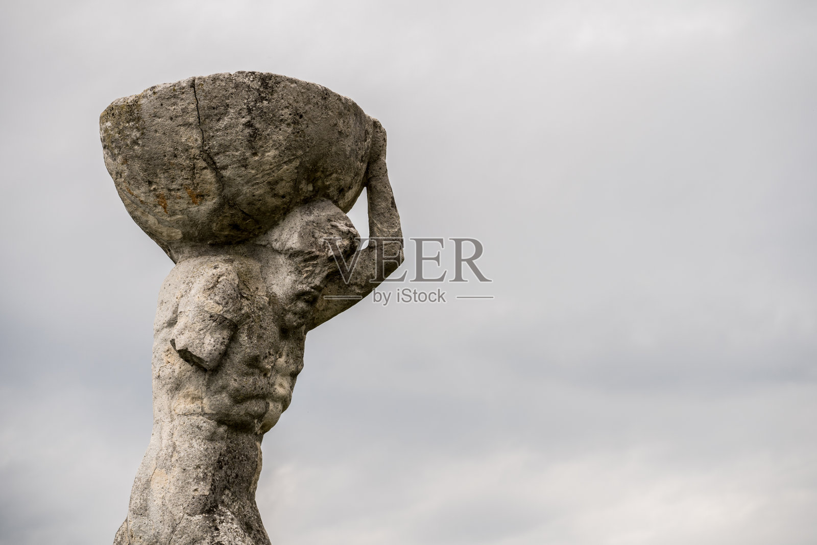 天空映衬下的雕像照片摄影图片